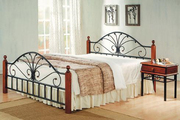 Металлические кровати с элементами ковки и натурального дерева.