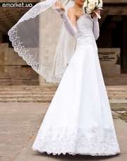 Элегантное белое свадебное платье
