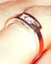 Золотое кольцо с бриллиантом,  размер 16,  5