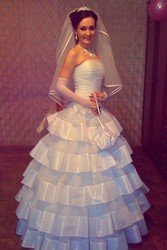Продам шикарное свадебное платье с дополнительными аксессуарами!