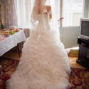 Срочно продам свадебное платье со шлейфом. цена 2500грн