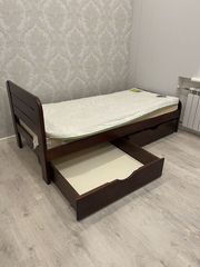 Продам деревянную кровать с матрасом в отличном состоянии.